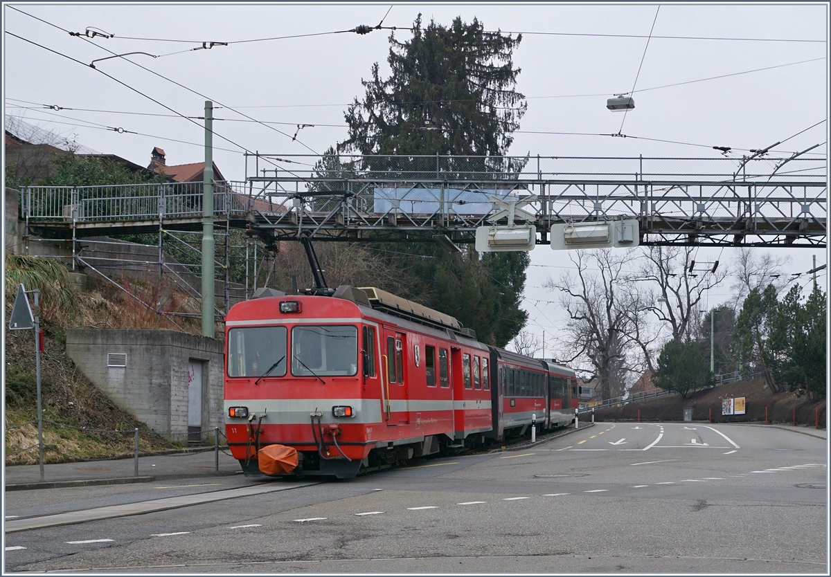 Der BDeh 4/4 11 ST.Gallen hat den Halt Riethüsli verlassen und färht nun etwas bergauf und dann auf der Zahnradstrecke die Ruckhalde bis zum Bahnhof von St.Gallen zu fahren. Künftig, ab Okt 2018 werden die Züge durch eine neue Streckenfühung in einem Tunnel verkehren.
17. März 2018