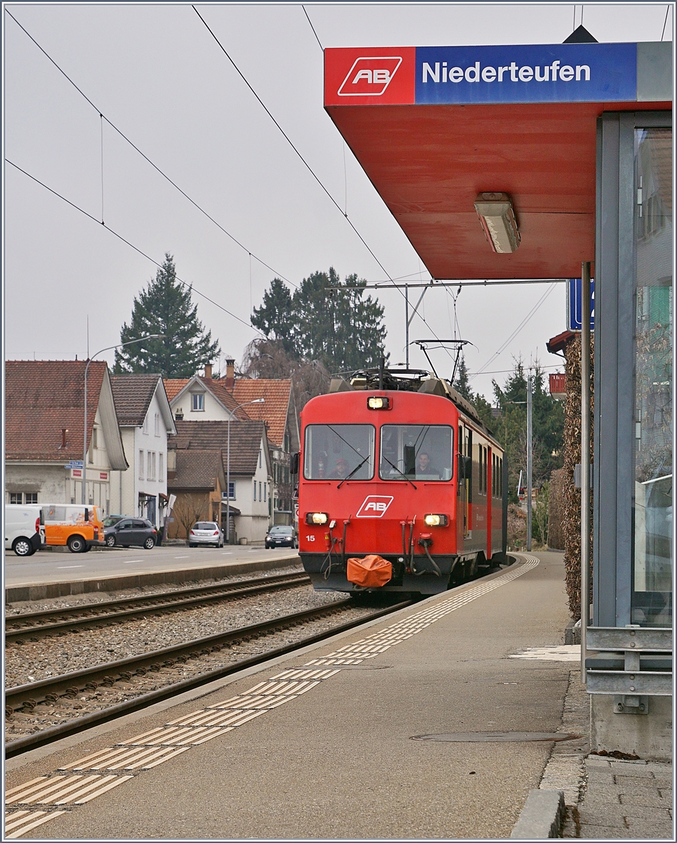 Der BDeh 4/4 15 erreicht mit seinem Regionalzug von St. Gallen nach Appenzell den Halt Niederteufen. 

17. M�rz 2018  