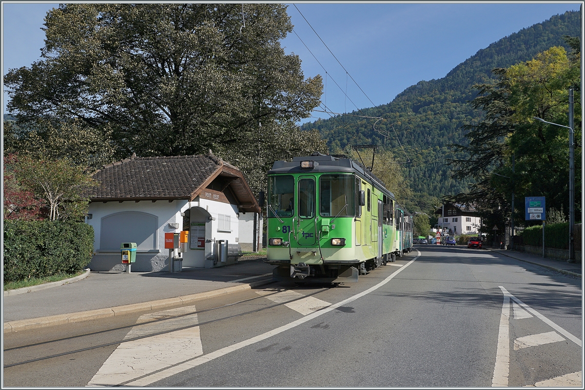 Der BDeh 4/4 81 mit seinem Bt 63 macht bei der Haltestelle Bex Pont-Neuf einen kurzen Halt; nun schon wieder im Tal, hat der Regionalzug 537 sein Ziel Bex schon fast erreicht.

11. Oktober 2021