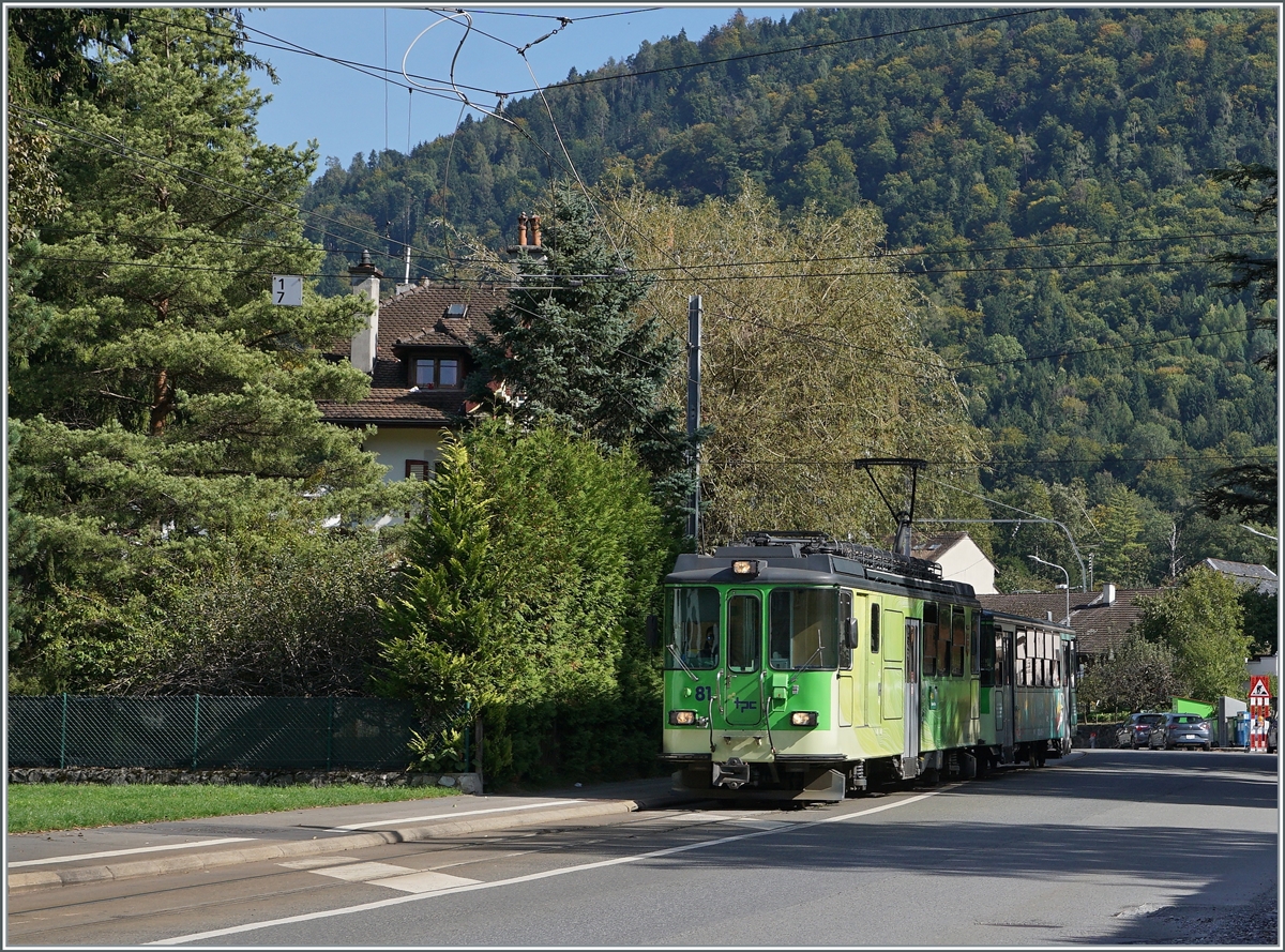 Der BDeh 4/4 81 mit seinem Bt 63 bei der Haltestelle Bex Pont-Neuf. Nun schon wieder im Tal, hat der Regionalzug 537 sein Ziel Bex schon fast erreicht. 

11. Oktober 2021