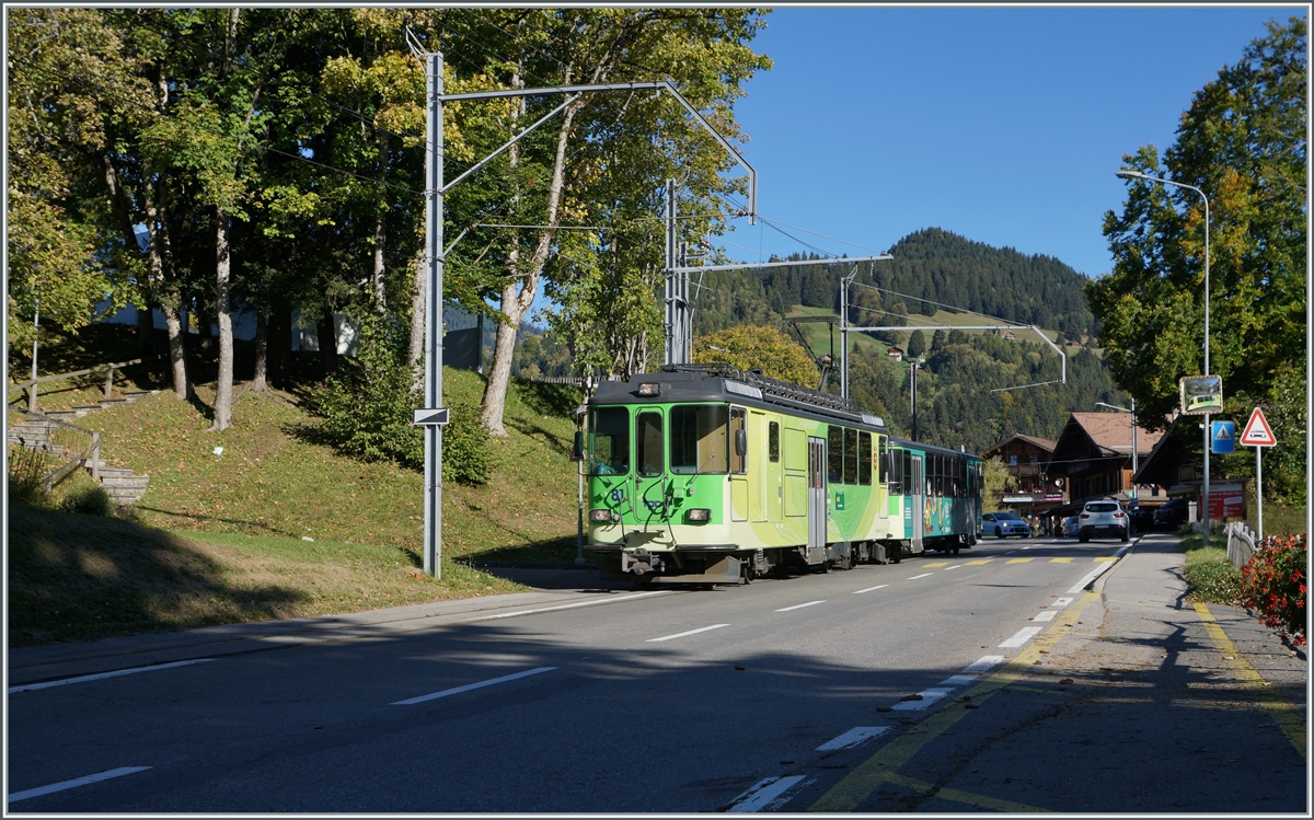 Der BDeh 4/4 81 mit seinem Bt 63 verlässt La Barboleusaz auf der Fahrt von Villars s/o nach Bex.

11. Okt. 2021