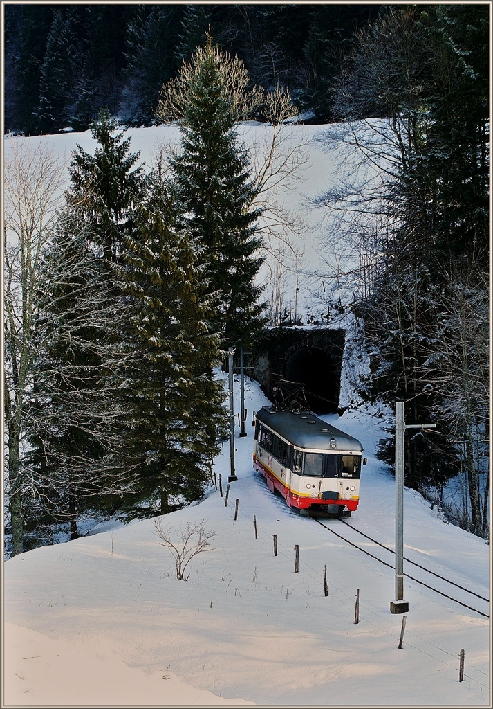 Der Be 4/4 N 5 hat am 18. Januar 2010 als Regionalzug 20 den 721 m langen Petits Monts Tunnel verlassen und trifft in wenigen Augenblicken an der Haltestelle Les Frtes ein.
