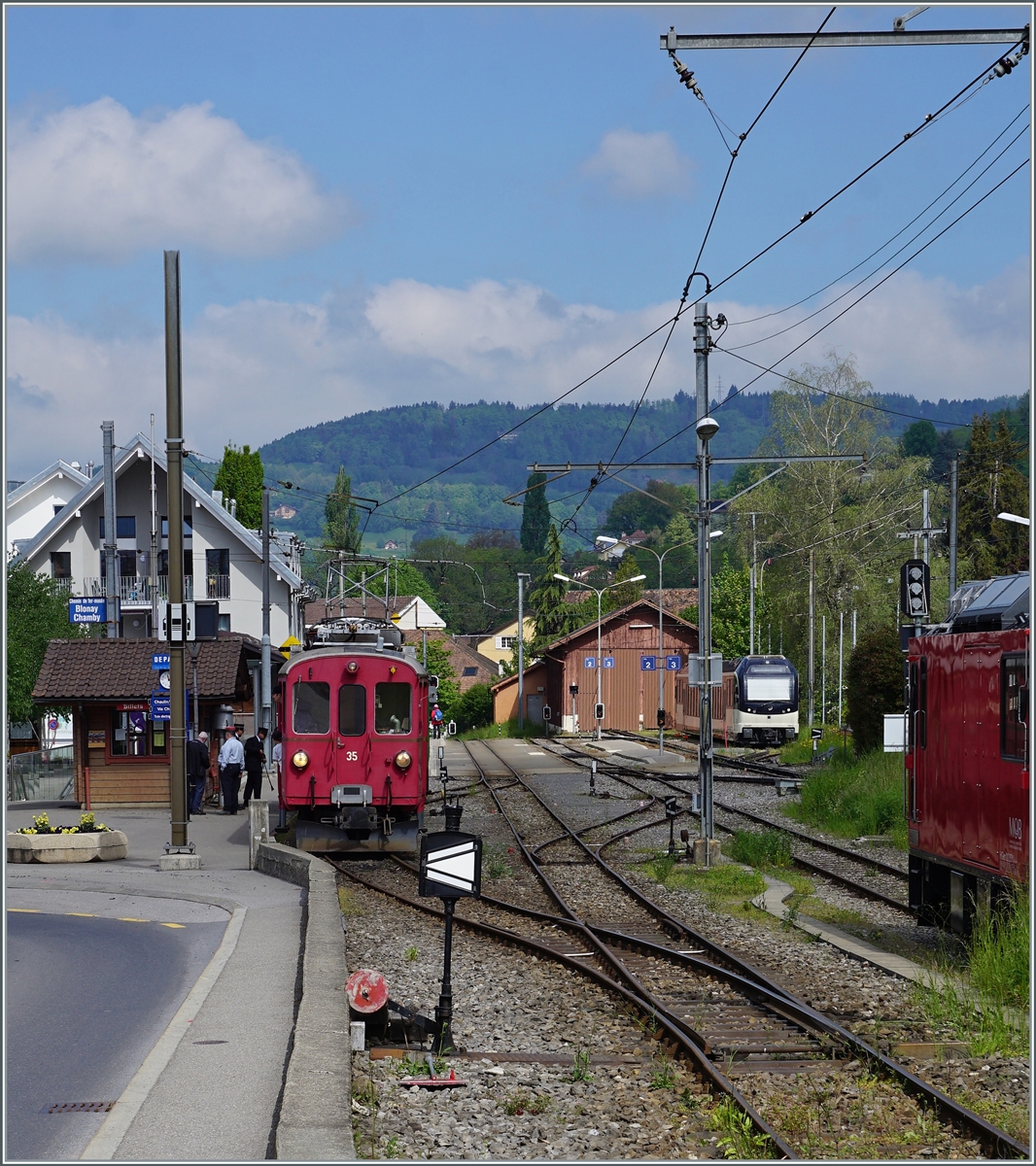 Der Bernina Bahn ABe 4/4 35 wartet in Blonay mit einem Museumszug auf die Abfahrt nach Chaulin.

7. Mai 2022