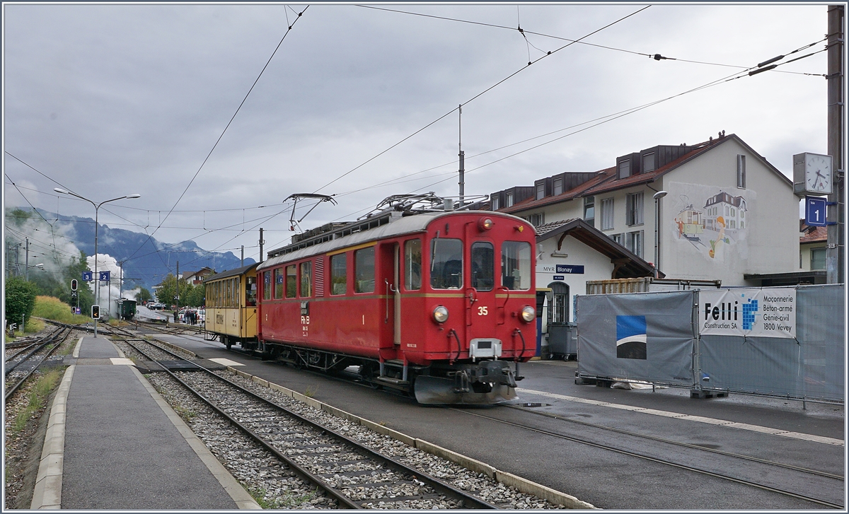 Der Bernina Bahn ABe 4/4 35 verlässt mit einem recht kurzen Riviera-Belle-Epoque Zug Blonay in Richtung Vevey. 

30. August 2020