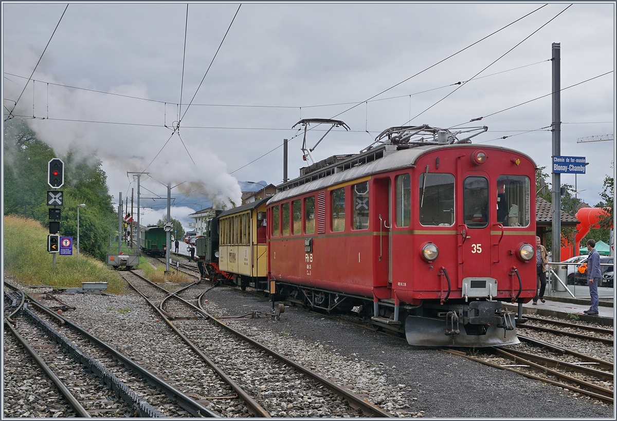 Der Bernina Bahn ABe 4/4 35 wartet mit einem recht kurzen Riviera-Belle-Epoque Zug in Blonay auf die Weiterfahrt nach Vevey. 

30. August 2020