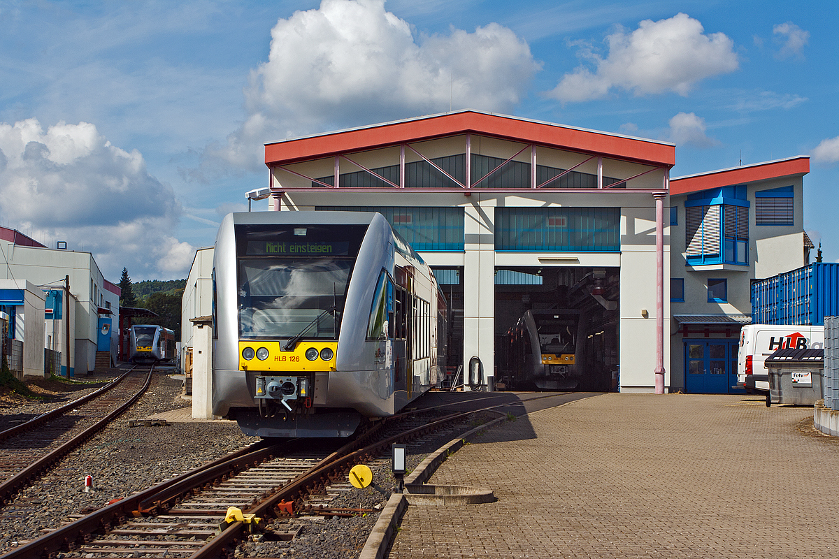 
Der Betriebshof der Hessische Landesbahn GmbH (HLB) in Butzbach (Ost) am 20.08.2014. In der betriebseigene Werkstatt werden die Fahrzeuge gewartet, wie hier die Stadler GTW 2/6.