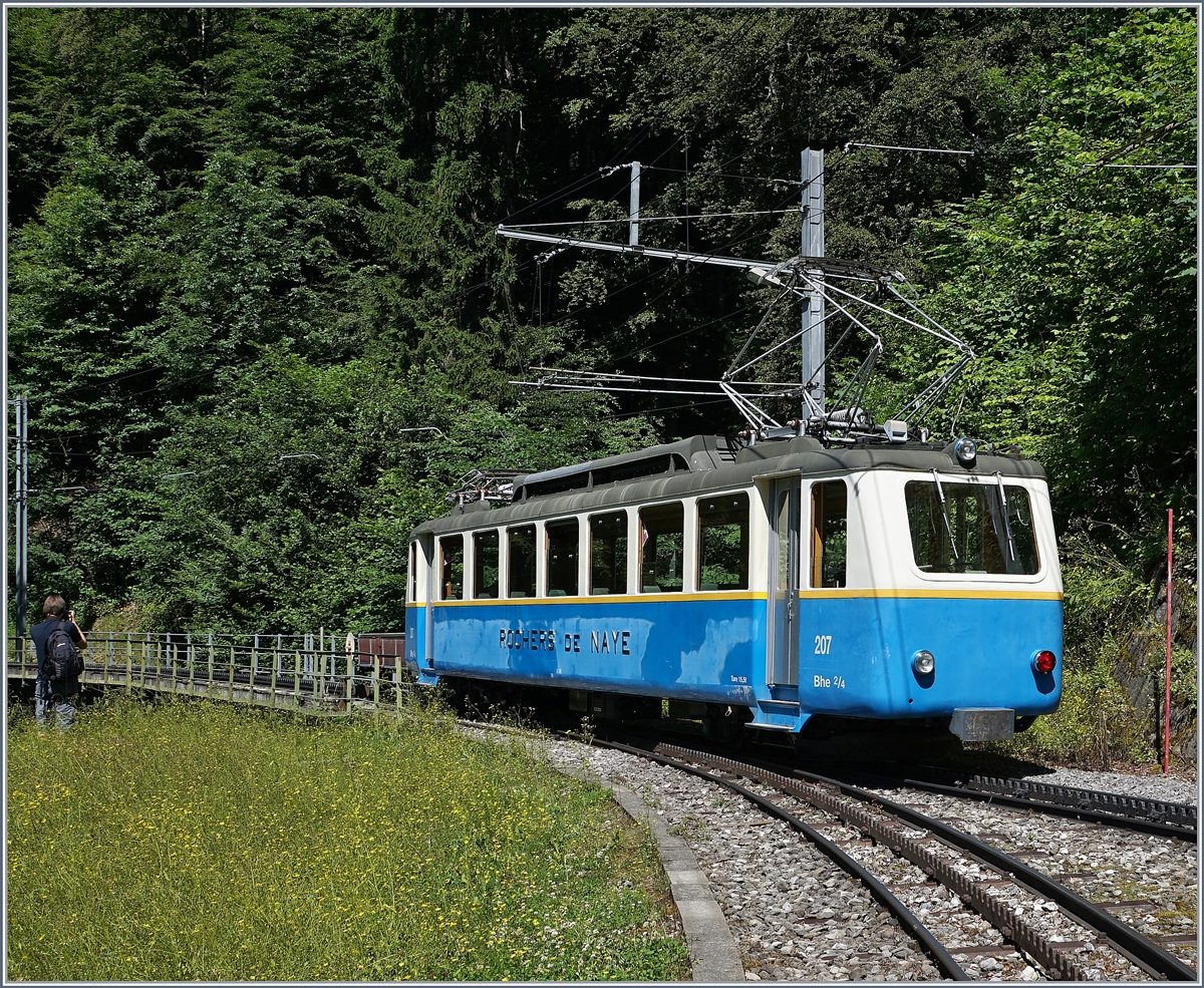 Der Bhe 2/4 207 auf Bergfahrt bei Le Tremblex.
3. Juli 2016