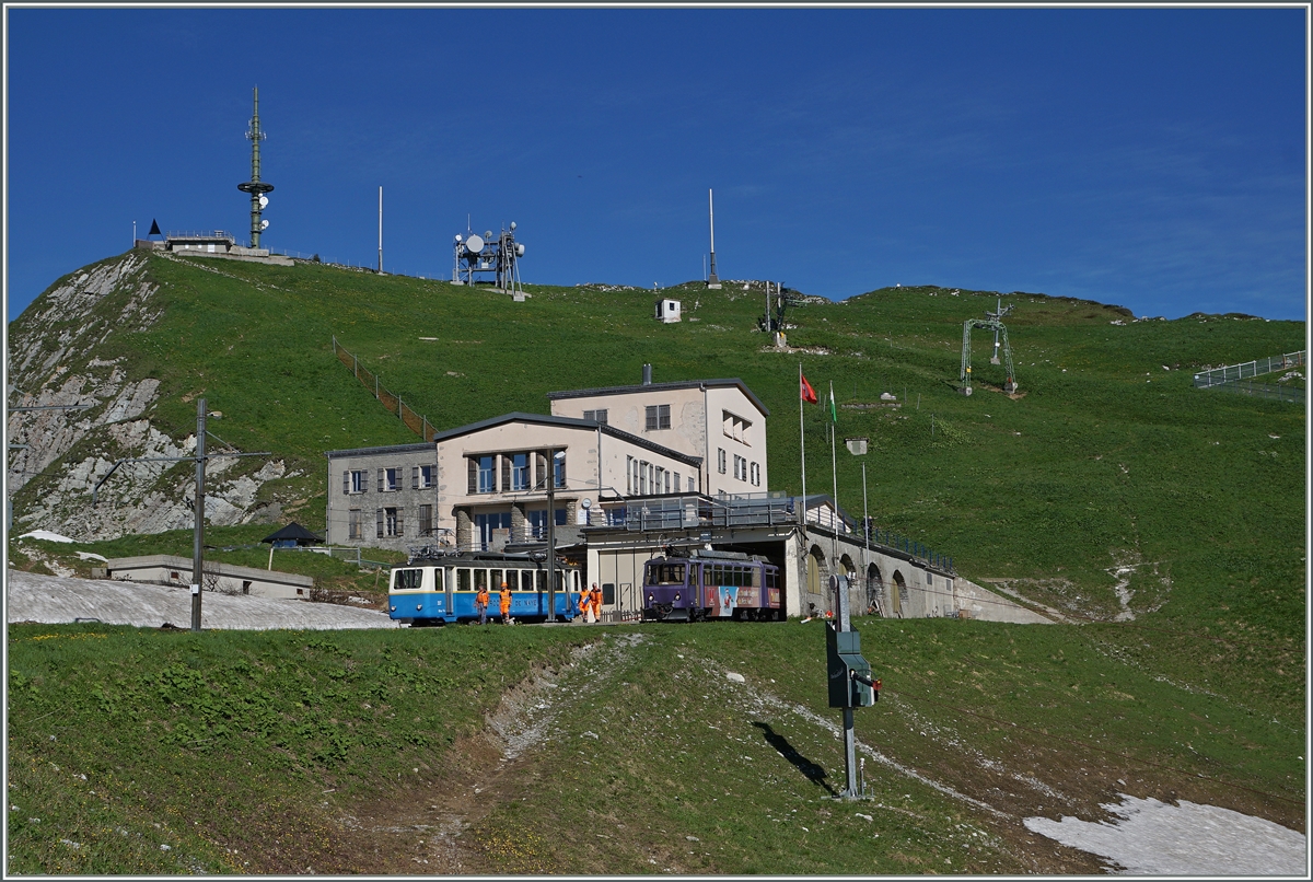 Der Bhe 2/4 207 und der Bhe 4/8 303 au dem Rochers de Naye.
(Schwellenhöhe 1970 müM)
28. Juni 2016
