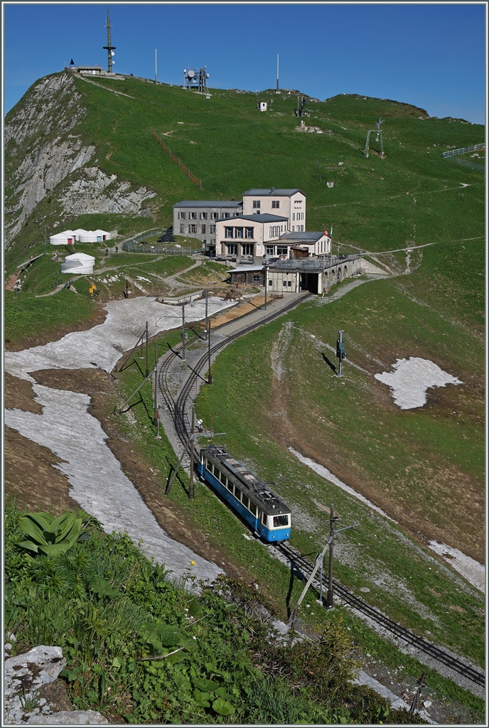 DEr Bhe 2/4 207 verlässt den Rochers de Naye Richtung Montreux.
