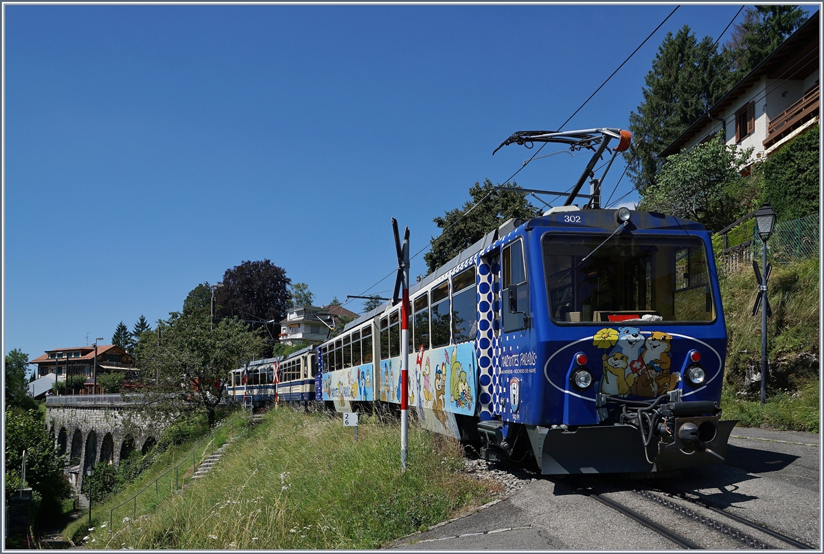 Der Bhe 4/8 302 und ein weiterer auf der Fahrt Richtung Rochers de Naye erreichen Glion.
7. Aug. 2016