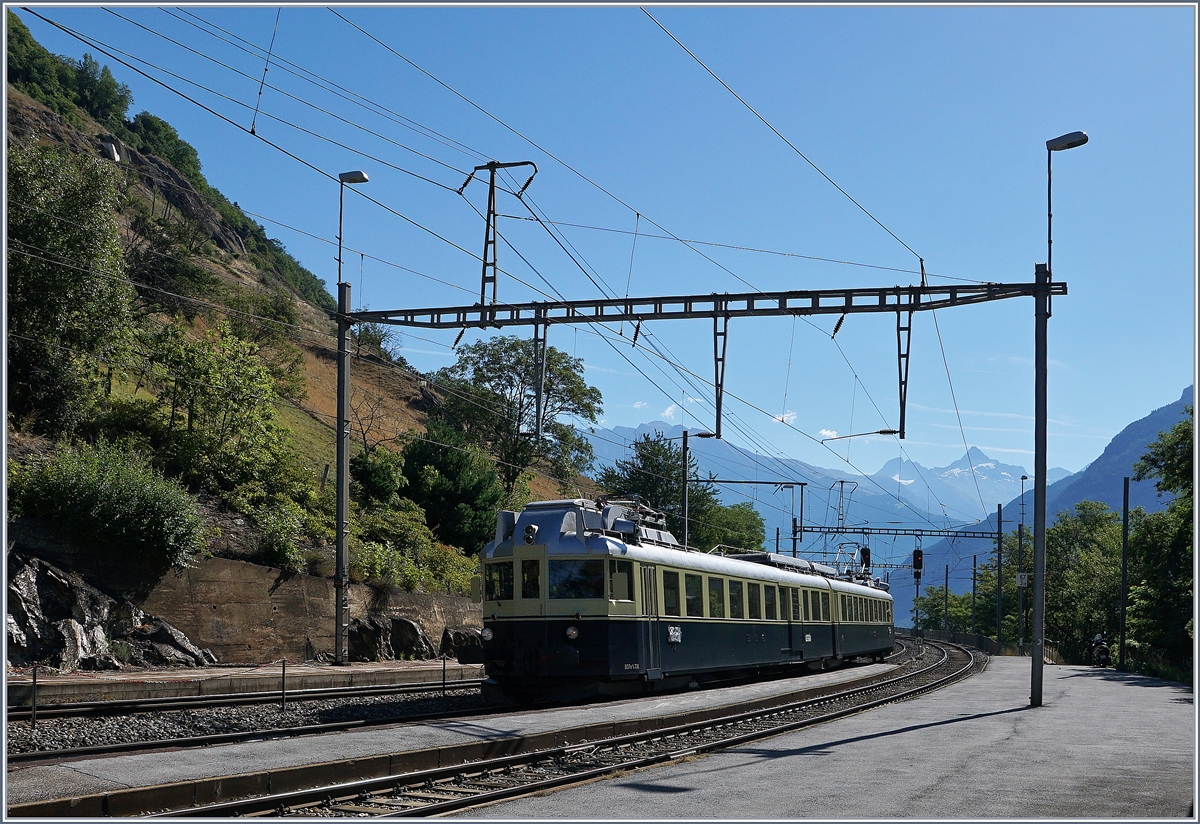 Der  Blaue Pfeil  der BLS, der BCFe 4/6 736 erreicht als Regio Express Lalden.
Da ich anschliessend mitfuhr hatte bei der Wahl der (Gegenlicht)-Fotostelle keinen grossen Spielraum.
14. August 2016