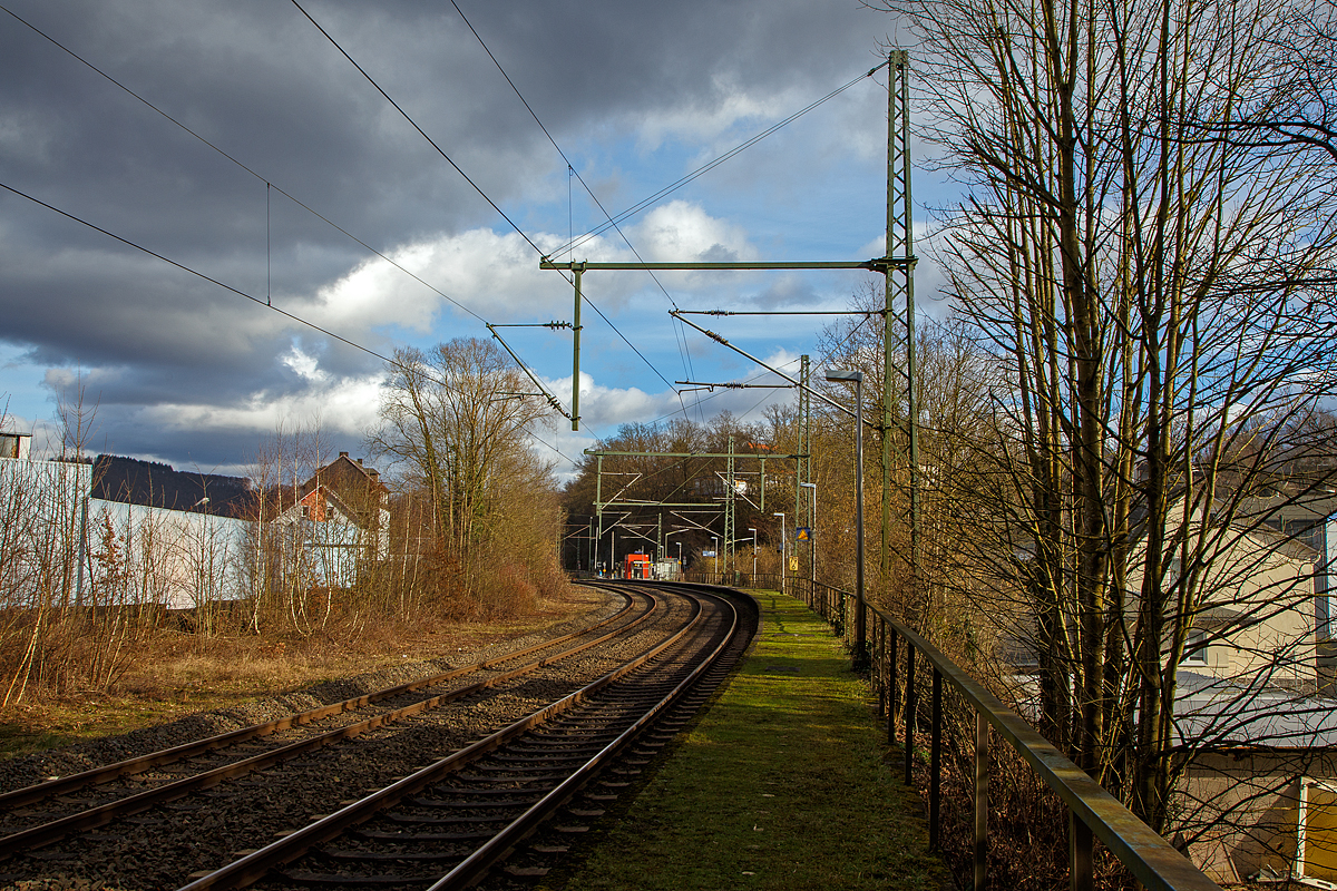 Der Blick in Fahrtrichtung Siegen auf den Bahnhof Scheuerfeld (Sieg) am 05.02.2022, hier rechts der Bahnsteig 411 (Fahrtrichtung Betzdorf). Der Bahnsteig 402 für die Fahrtrichtung Au (Sieg) / Köln liegt etwas weiter hinten hinter dem Bahnübergang (Bü). Ich stehe am Bahnsteigende, der wie man sieht recht lang ist.

Es gab Zeiten hielten er hier auch die RE´s, aber die schon länger vorbei. Ich hatte es früher schon nicht verstanden warum er für 1 bis 2 Reisende hier hielt, und so unnötig einen Expresszug verlangsamte. Heute halten nur noch im Nacht- und Berufsverkehr einzelne Züge des RE 9.