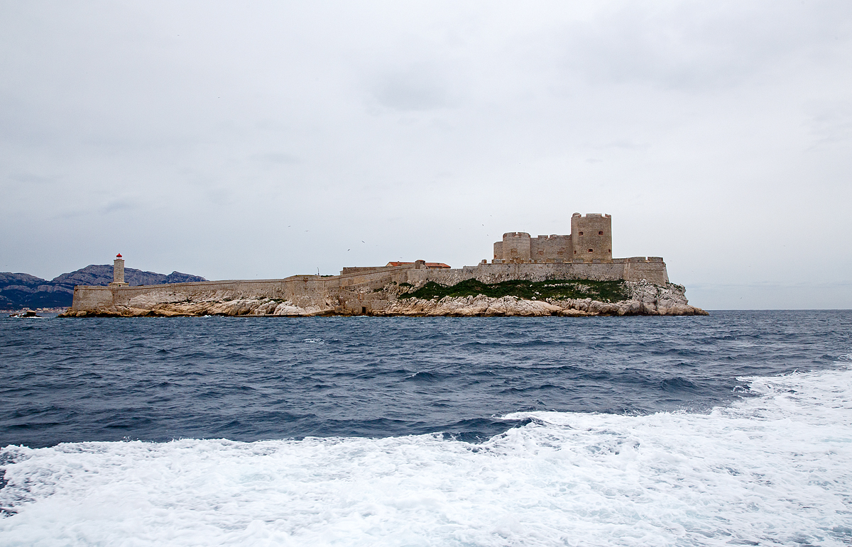 Der Blick von der Henri-Jacques Espérandieu eine der Touristen-Fähren, zwischen dem alten Hafen Marseille (le Vieux-Port de Marseille) und den Frioul Inseln am 25.03.2015 auf die Île d’If.

Die Île d’If eine Felseninsel gehört zur Gruppe der Frioul-Inseln, ist etwa 280 Meter lang und bis 80 Meter breit. Mit dem weltbekannten Château d’If, eine Festung und ein ehemaliges Gefängnis. Ihre Berühmtheit verdankt die Festung dem Schriftsteller Alexandre Dumas, der einen Teil der Handlung seines 1844 erschienenen Romans Le Comte de Monte-Cristo (Der Graf von Monte Christo) auf der Insel ansiedelt.
