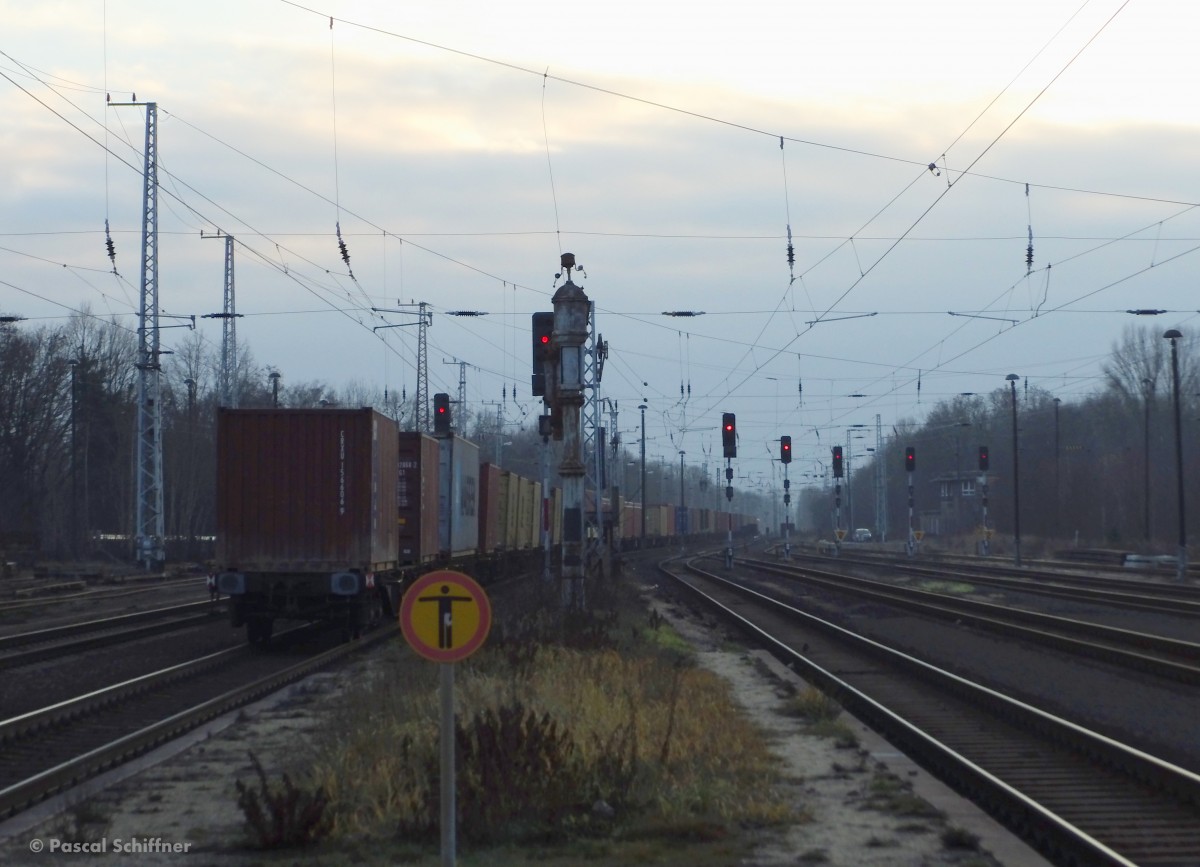 Der Blick in Richtung Sachsen. Links die 2 Gleise nach Dresden, rechts die 3 Gleise nach Riesa/Chemnitz, welche meistens von Güterzüge aus Polen nach Bayern befahren werden und noch 2 Abstellgleise, 14.12.2013.