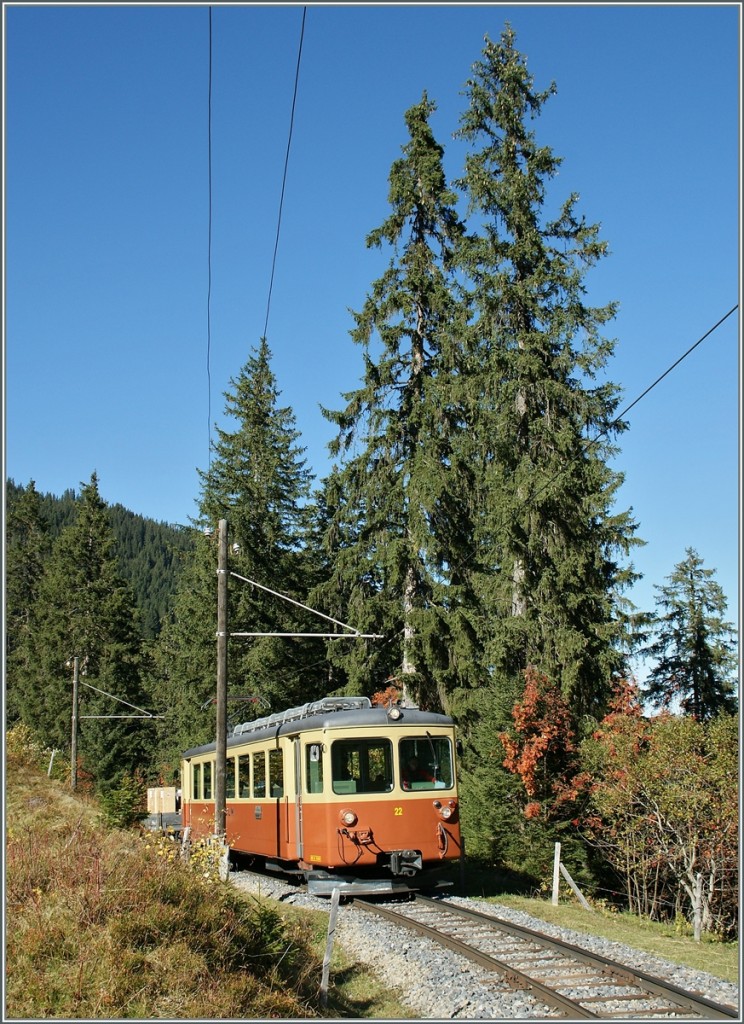 Der BLM Be 4/4 22 auf der Fahrt Richtung Mrren kurz nach der Abfahrt in Grtschalp.
24. Okt. 2013