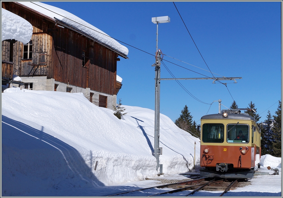 Der BLM Treibwagen Be 4/4 22 erreicht die Kreuzungsstation Winteregg.
9. März 2014