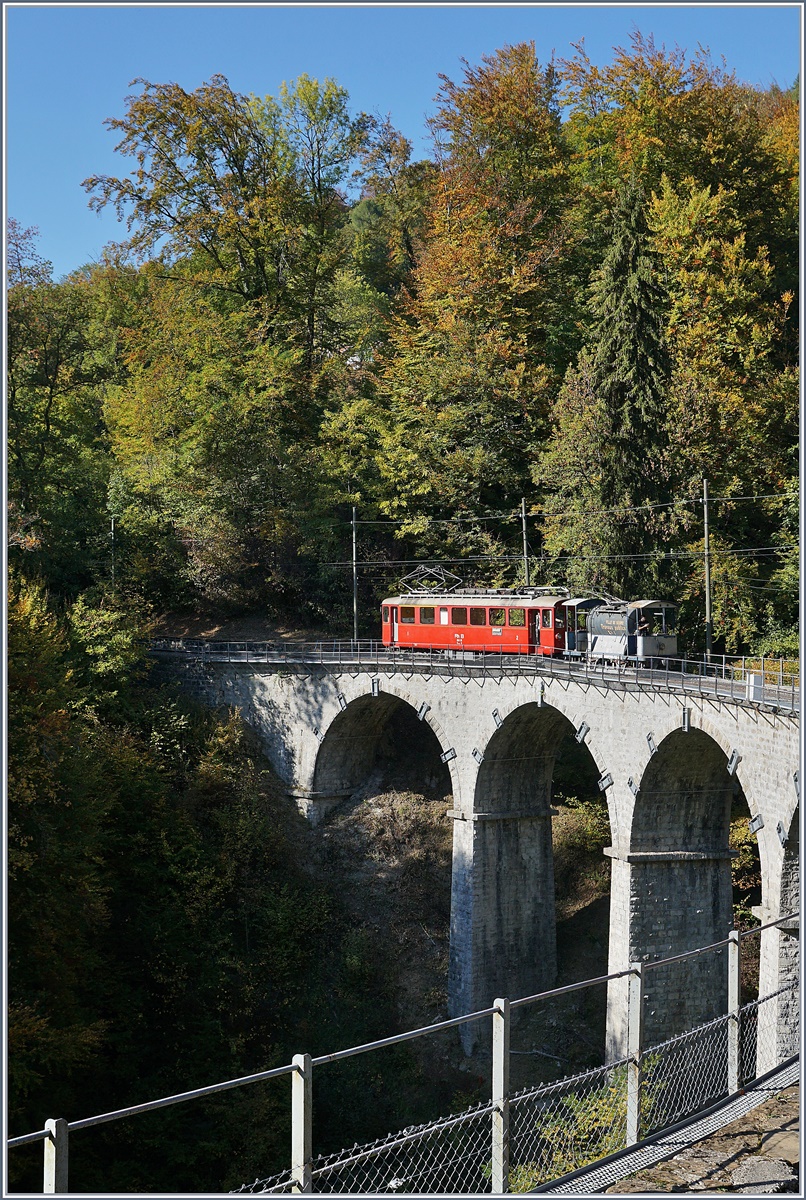 Der Blonay-Chamby ABe 4/4 35 ist mit einem Wasserwagen unterwegs, um bei Gefahr nach der Durchfahrt der Dampflok aufkommne Feuer zu löschen.

14. Okt. 2018