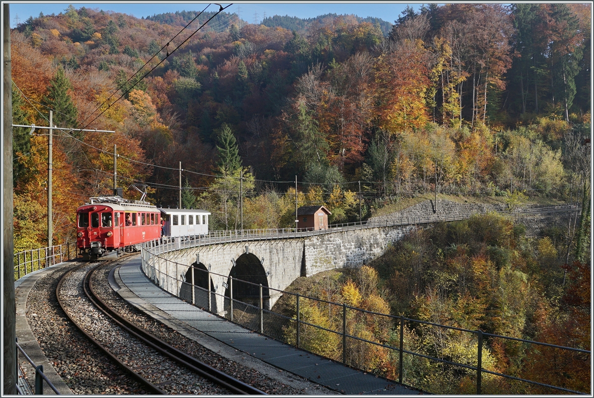 Der Blonay-Chamby ABe 4/4 35 ist mit einem Personenwagen auf dem Weg nach Blonay und überquert das Baye de Clarens Viadukt. 

31. Okt. 2021