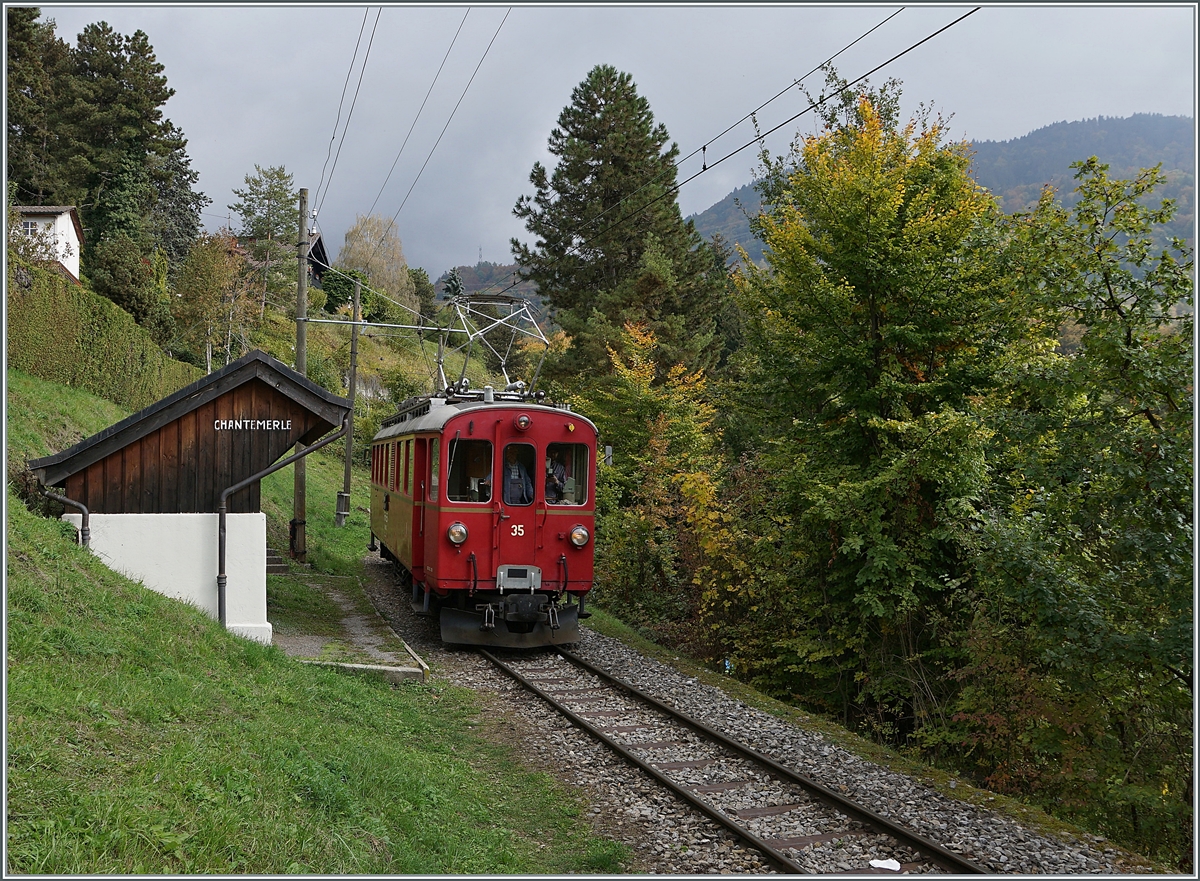 Der Blonay-Chamby Bernina Bahn ABe 4/4 I N° 35 erreicht auf seiner Fahrt nach Blonay die Haltestelle Chantemerle.

18. Okt. 2020