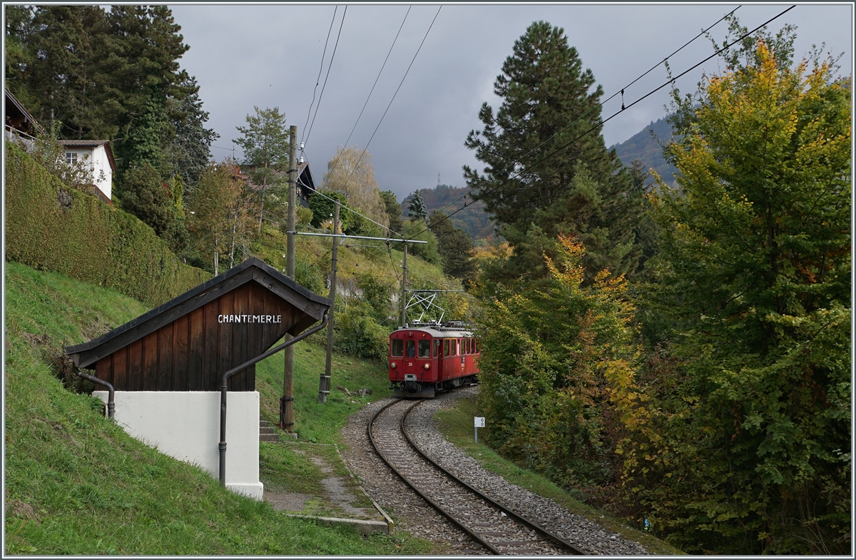 Der Blonay-Chamby Bernina Bahn ABe 4/4 I N° 35 erreicht auf seiner Fahrt nach Blonay die Haltestelle Chantemerle.

18. Okt. 2020
