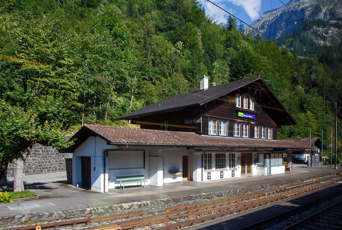 Der BLS Bahnhof Blausee-Mitholz (974 m ü. M.) an der Lötschberg Nordrampe am 08.09.2021. 