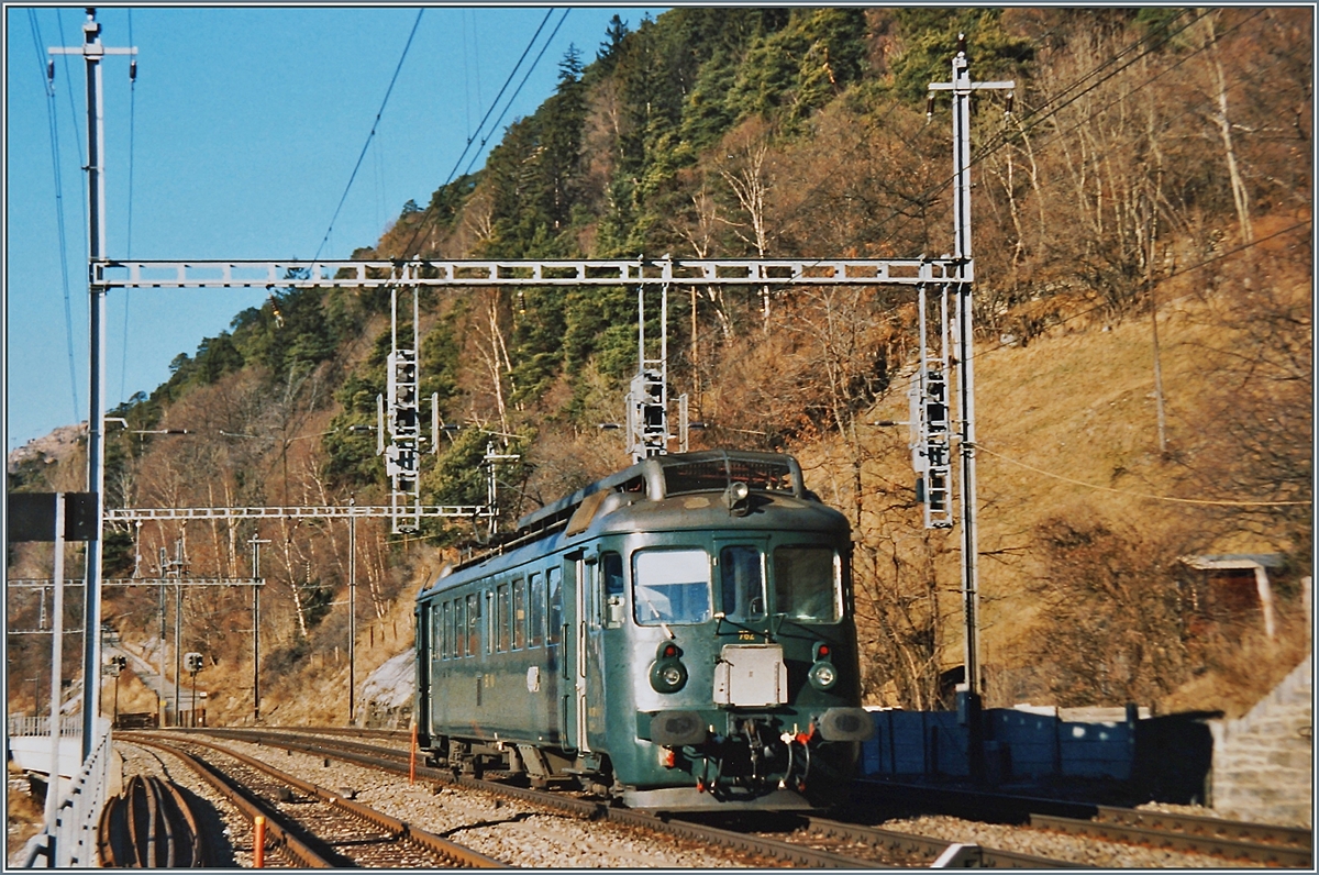 Der BLS Be 4/4 762 ist als Regionalzug Birg - Goppenstein - Brig im Einsatz und erreicht Hohtenn. 

Analogbild vom Februar 1996
