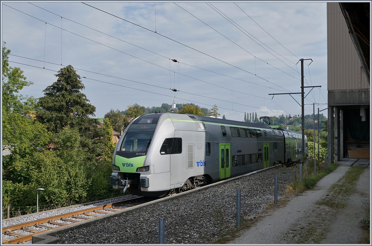 Der BLS MUTZ RABe 515 019 verlässt als S6 nach Bern den Bahnhof von Schwarzenburg. 

1. Oktober 2020