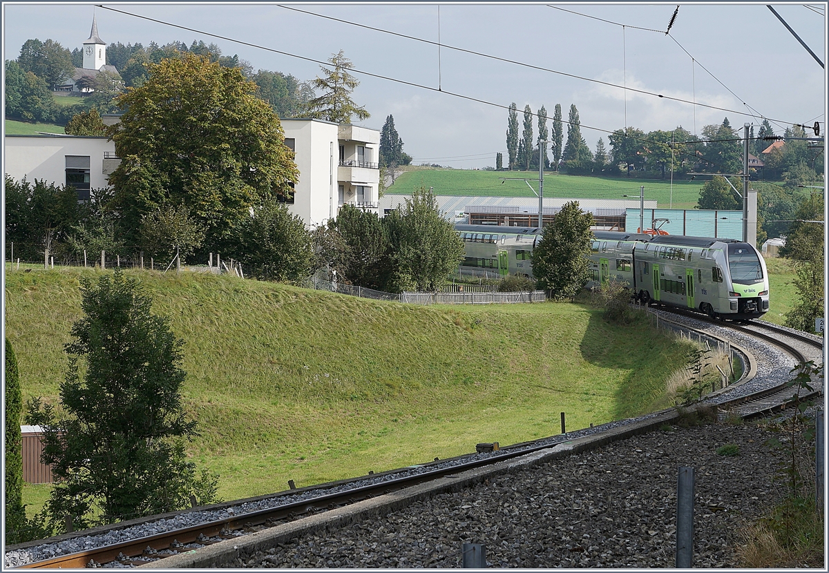Der BLS MUTZ RABe 515 019 verlässt als S6 nach Bern den Bahnhof von Schwarzenburg. 

1. Oktober 2020