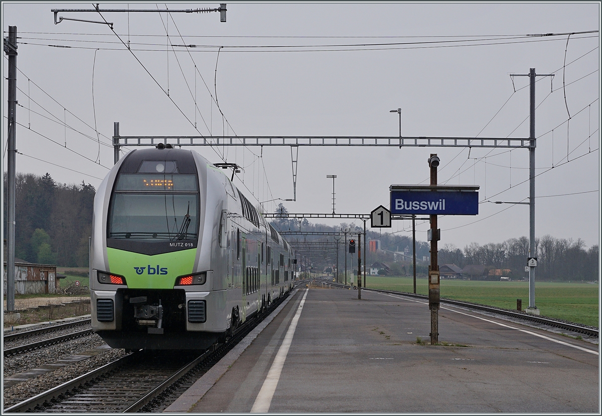 Der BLS  MUTZ  RABe 515 018 verlässt Busswil in Richtung Bern. 

18. April 2021