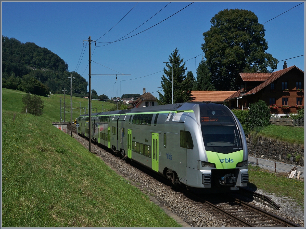 Der BLS RABe 515 002 verkehrt als Regionalzug Interlaken Ost - Spiez und erreicht Faulensee.
14. Aug. 2016