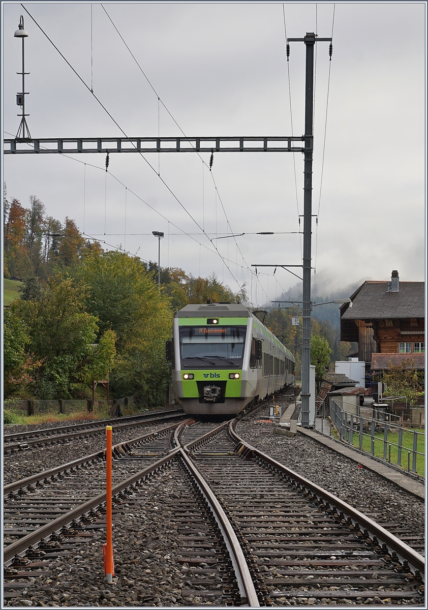 Der BLS RABe 525 017 NINA und ein  Lötschberger  erreichen von Spiez kommend den Bahnhof von Boltigen. 

22. Okt. 2019