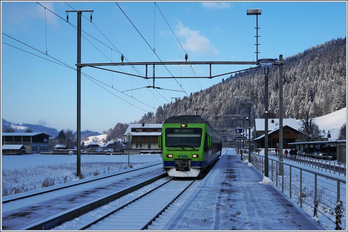 Der BLS RABe 525 029 (NINA), unterwegs als RE 4365 von Bern nach Luzern wartet in Trubschachen auf den Gegenzug.
6. Jan. 2017