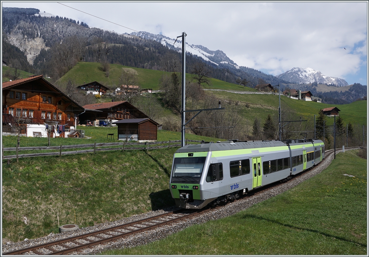 Der BLS RABe 525 039  NINA  bei Enge im Simmental auf dem Weg nach Bern.

14. April 2021