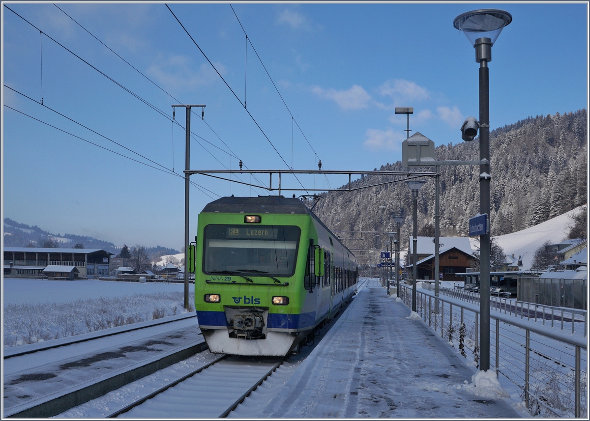 Der BLS RABe 525 (NINA), unterwegs als RE nach Luzern, wartet in Trubschachen auf den Gegenzug.
6. Jan. 2016