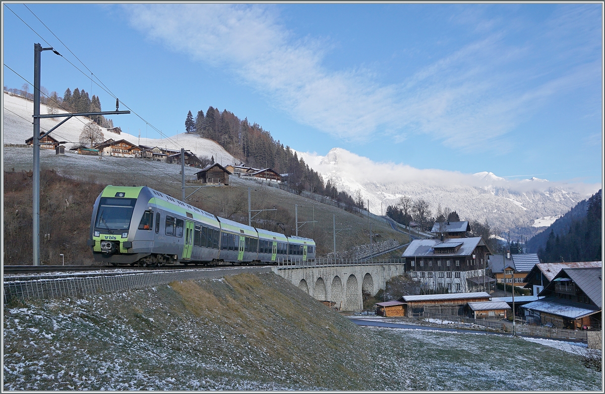 Der BLS RABe 535 117  Lötschberger  auf der Fahrt nach Bern bei Garstatt. 

3.Dez. 2020