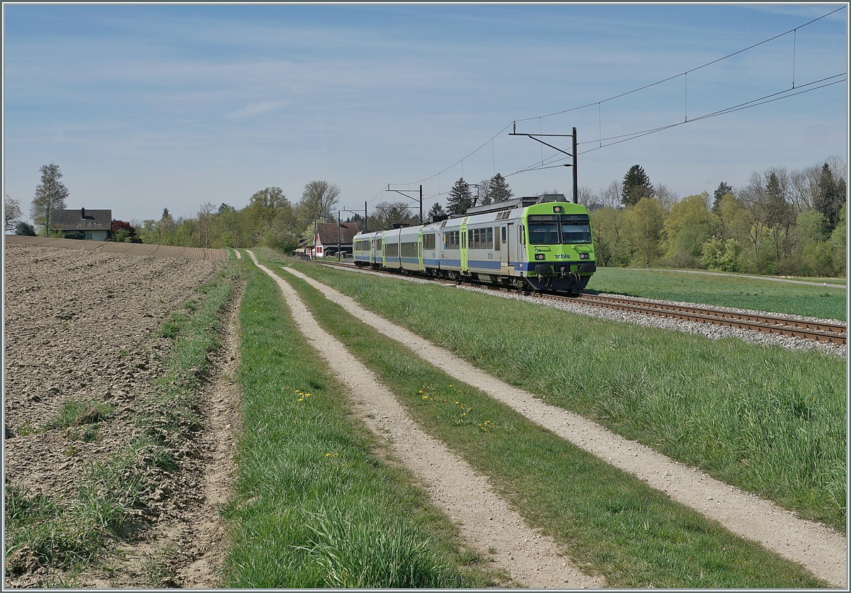 Der BLS RBDe 565 731 (94 85 7 565 731-7 CH-BLS) ist mit seinem Regionalzug 6569 kurz nach d Dotzigen auf der Fahrt von Lyss nach Büren an der Aare. 

19. April 2022