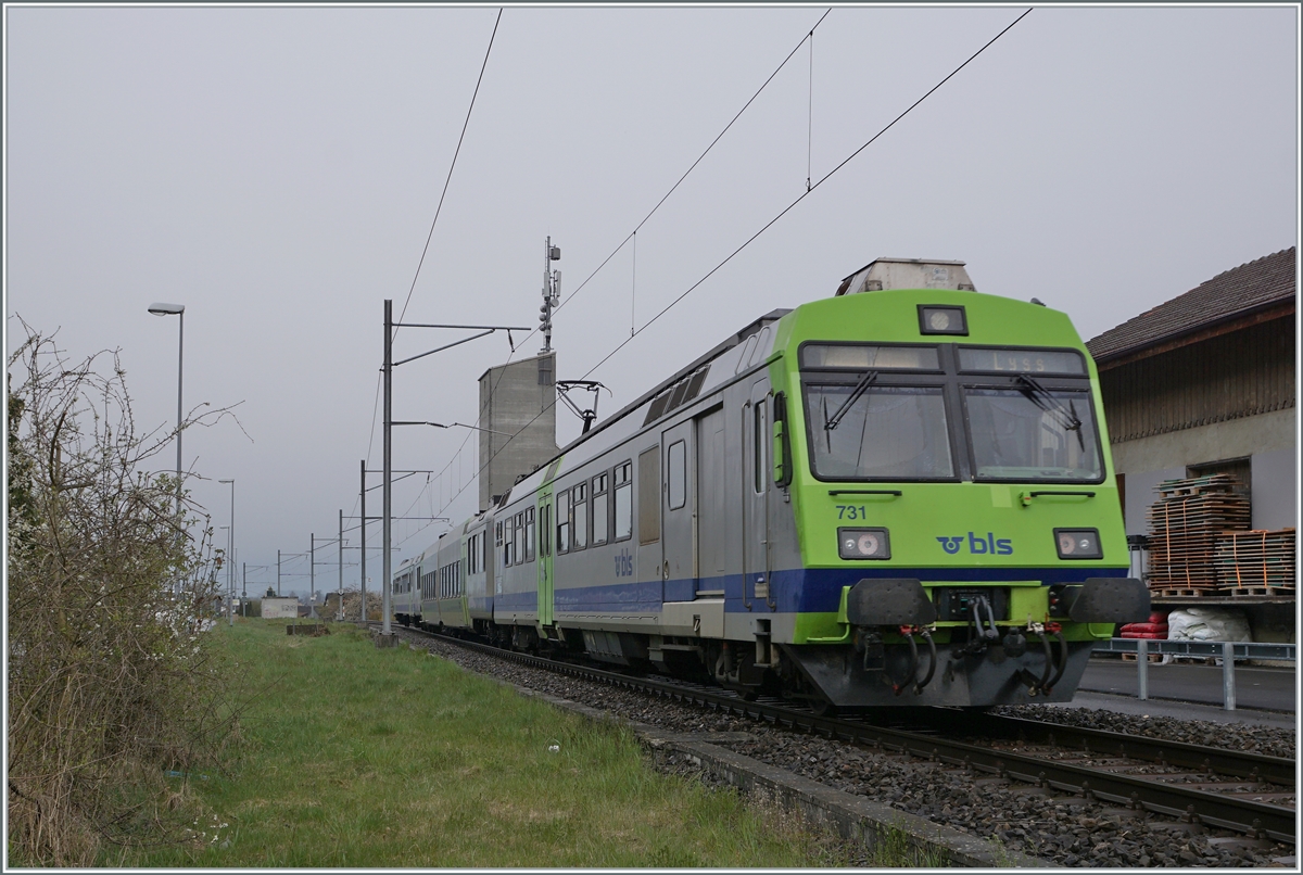 Der BLS RBDe 566 731 wartet in Büren an der Aare mit seinem Regionalzug auf die Rückfahrt nach Lyss.

18. April 2021