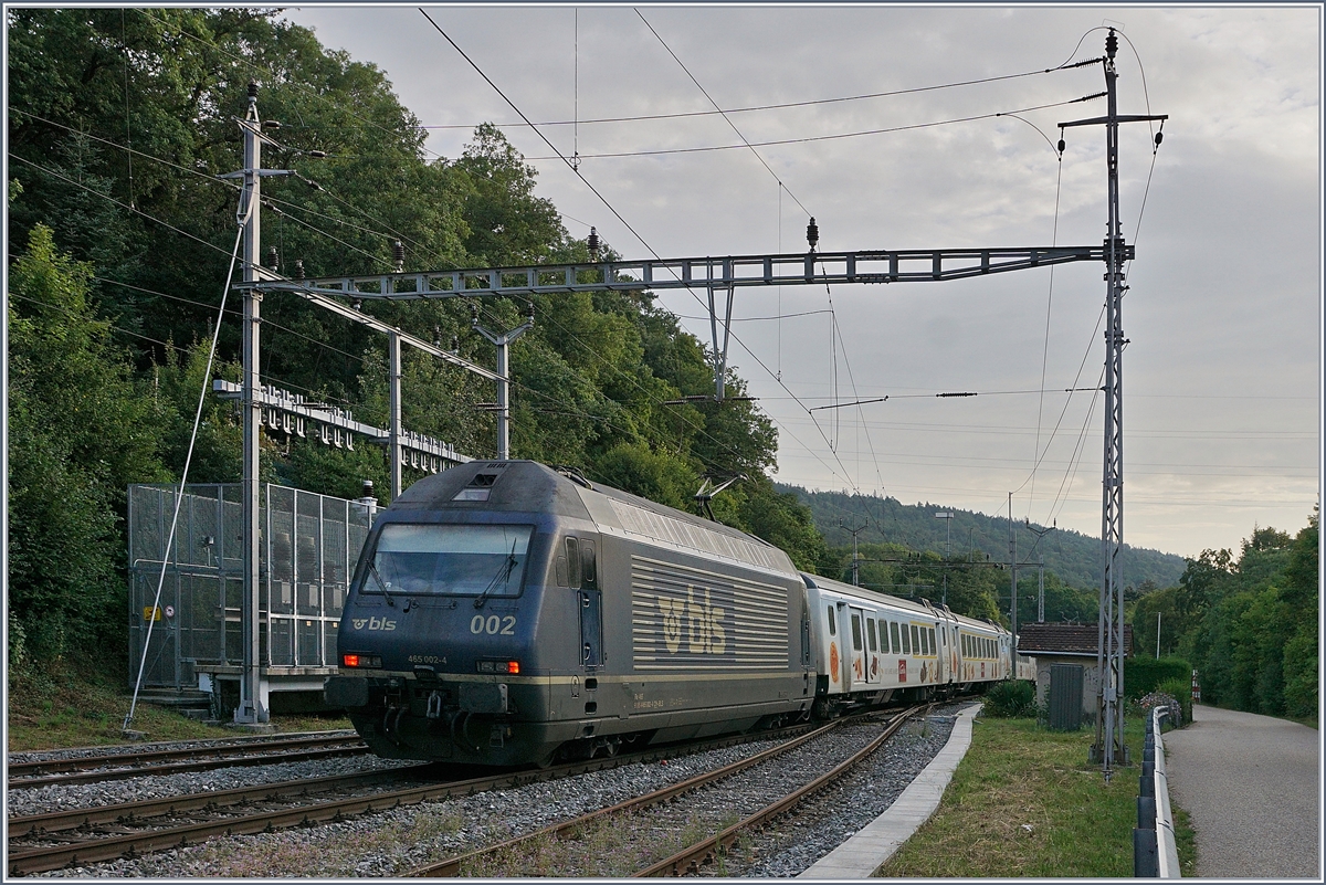 Der BLS RE 3913 von La Chaux-de-Fonds nach Bern wechselte in Chambrelien die Fahrtrichtung und verlässt nun den Spitzkehrbahnhof mit der BLS Re 465 002-4 am Zugschluss in Richtung Neuchâtel. 

12. August 2020