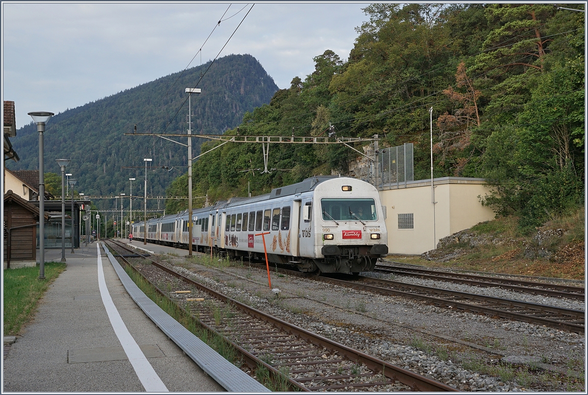 Der BLS RE 3913 von La Chaux-de-Fonds nach Bern wechselt in Chambrelien die Fahrtrichtung und wird nun mit dem  Kambly  EW III Steurwagen N° 990 an der Spitze Richtung Neuchâtel fahren. 

12. August 2020