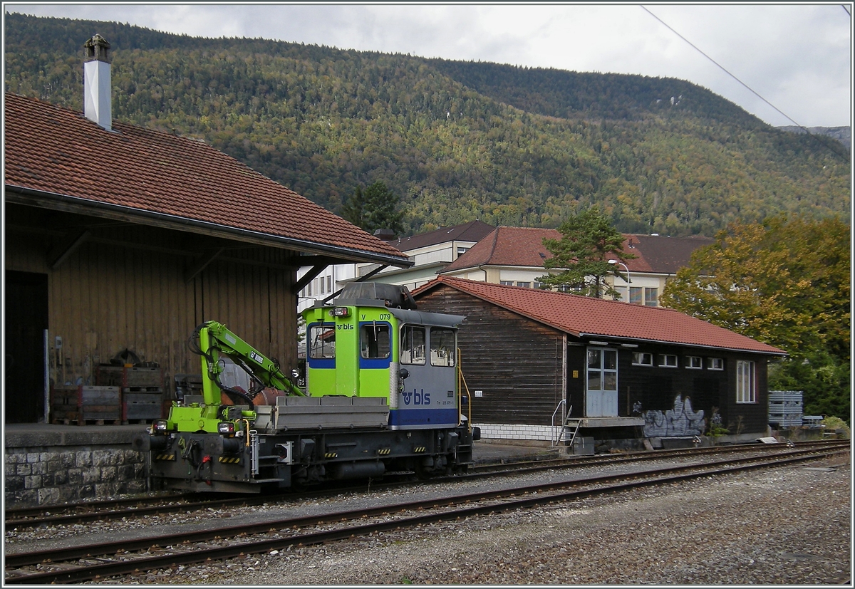 Der BLS Tm 235 079-1 in Grenchen Nord. Da nach dem Deutsch/Franzsichen Krieg (1871) Frankreich den direkten Zugang ber Basel verlor, baute die BLS die Moutier - Lengnau Bahn (MLB), welche via Delle und Ltschberg Frankreich wieder einen Zugang zur Alpensdseite brachte. Der erste Weltkrieg verschob erneut die Grenzen und so erlangte die MLB kaum je ihre ihr zugedachte Bedeutung, so dass sie von Beginn an (und bis heute) dem Schweizerisch Binnenverkehr Biel - Basel diente, welcher mit SBB Fahrzeugen abgewickelt wurde. 12. Oktober 2013