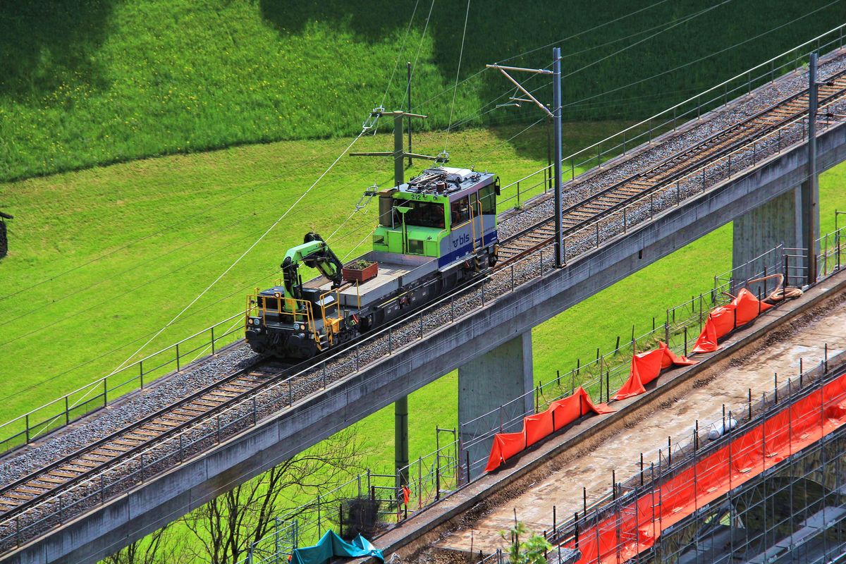 Der BLS Traktor Tm 212 auf dem (neueren) Kanderviadukt oberhalb Frutigen; der alte Viadukt ist in Totalrenovation. 23.Mai 2017  