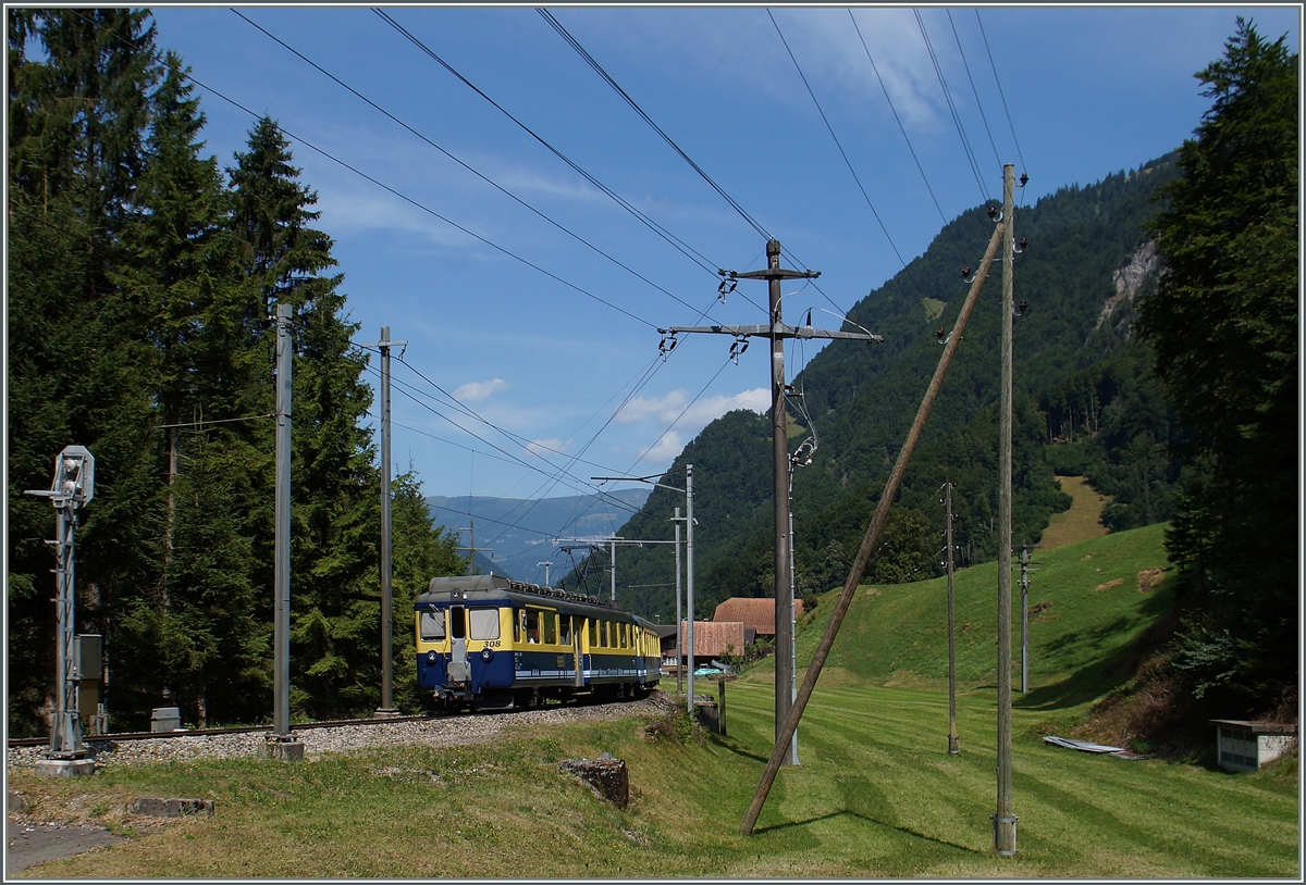 Der BOB ABDe 4/4 308 am Schluss des Regionalzugs 142 erreicht in Kürze Zweilütschinen, wo dieser Zug mit dem BOB Zug 242 von Grindelwald für die Weiterfarht nach Interlaken vereinigt wird. 
12. Juli 2015
