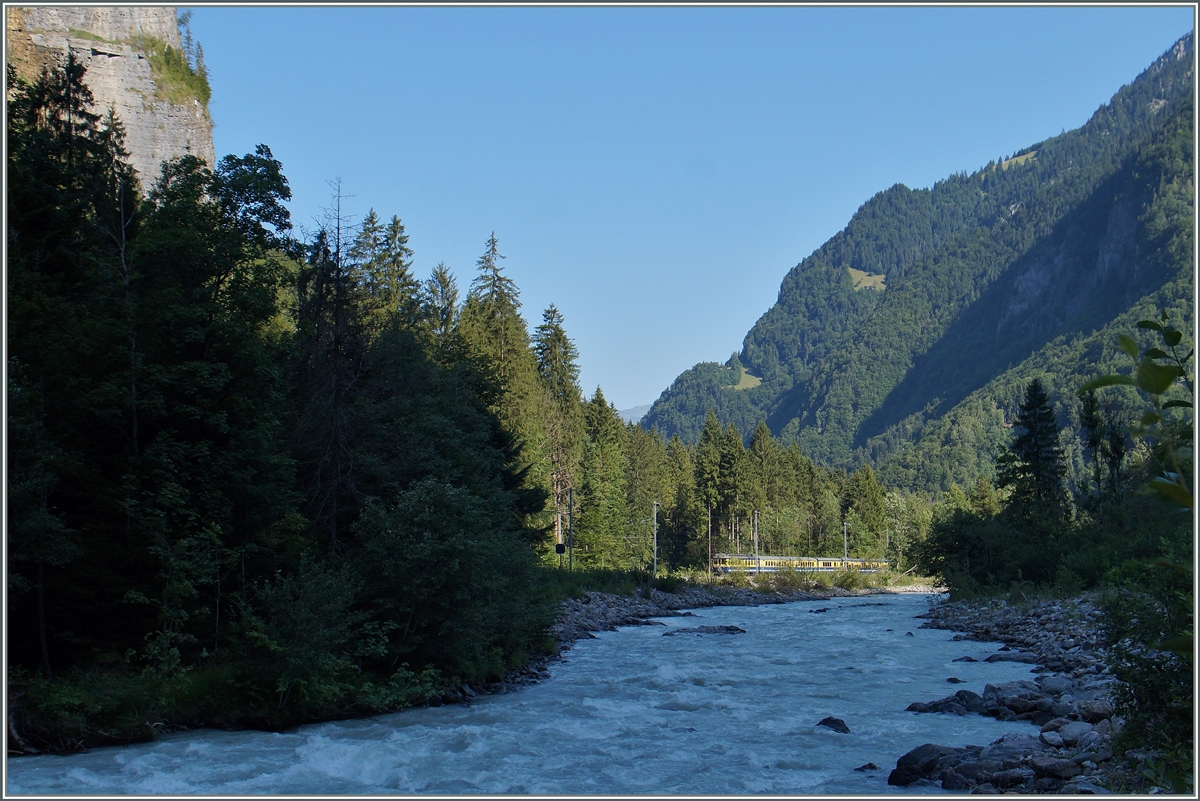 Der BOB Regionalzug 149 hat vor wenigen Minuten Zweilütschinen verlassen und fährt nun der  Weissen Lütschine  entlang nach Lauterbrunnen.
7. August 2015 