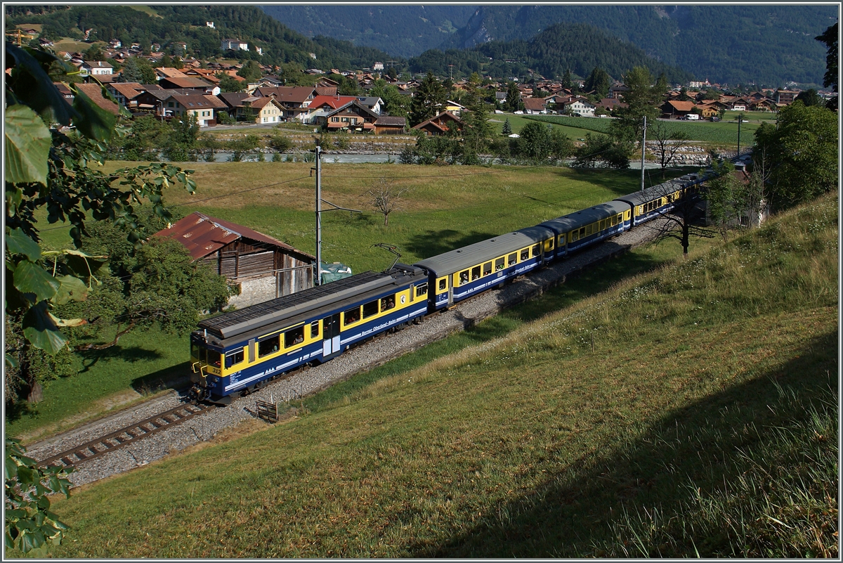 Der BOB Regionalzug 149/249 hat kurz nach Wilderswil die Lütschine überqert und fährt nun weiter Richtung Zweilütschinen, wo dann der Zug nach Lauterbrunnen und Grindelwald getrennt wird.
12. Juli 2015