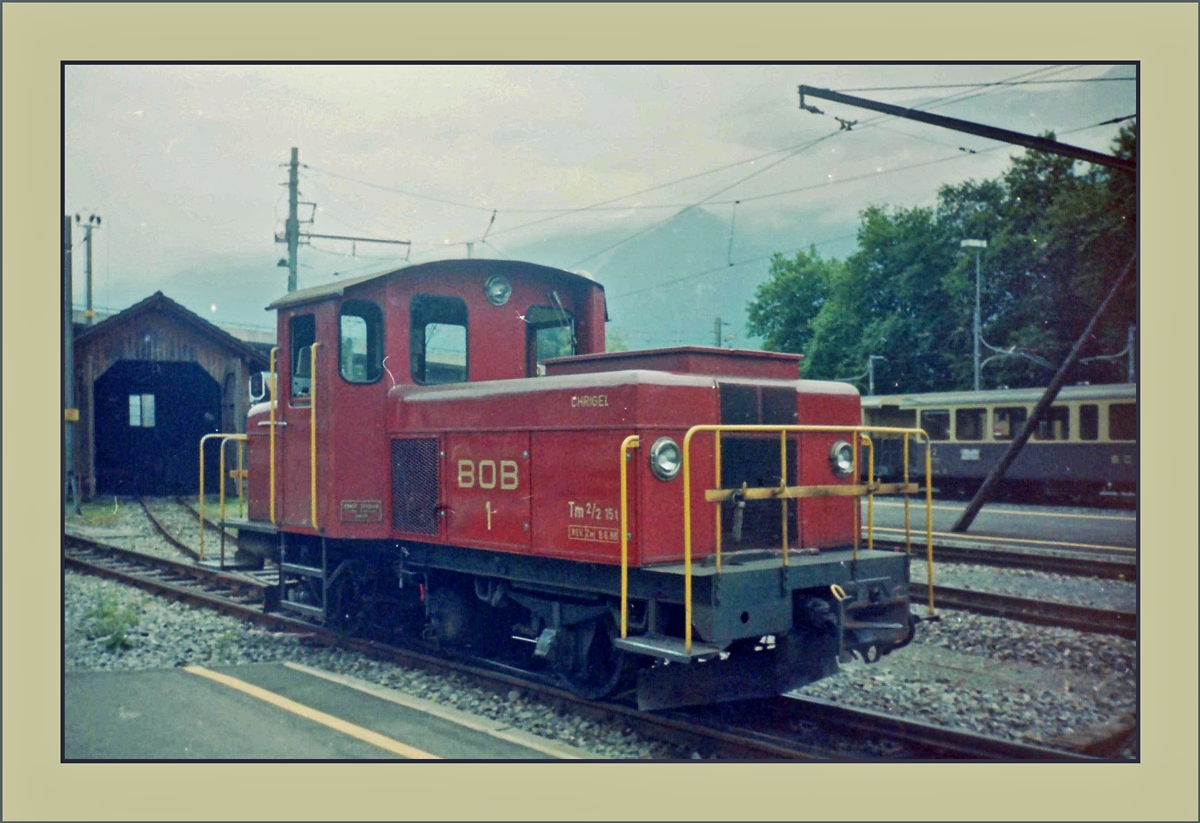 Der BOB Tm 2/2 N° 1  Chrigel  in Interlaken Ost.
(Gescanntes Foto/Newgativ)
Sommer 1987