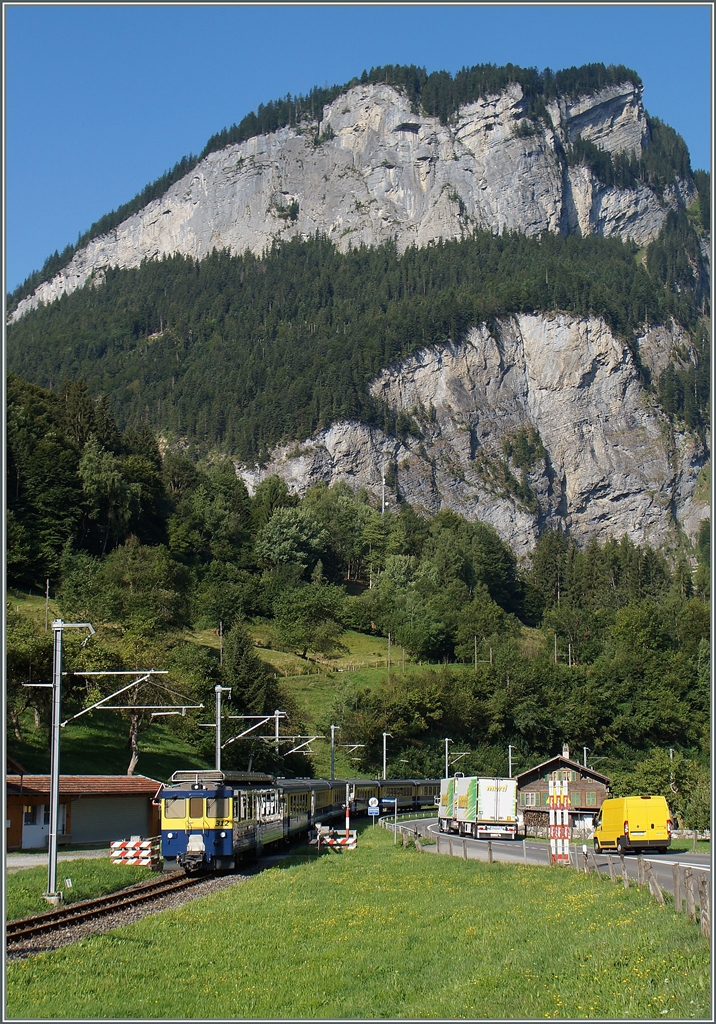 Der BOB Zug 232 von Grindelwald erreicht in Krze Zweiltschinen. Dort wird er mit dem Zug aus Lauterbrunnen vereinigt und wird dann nach Interlaken Ost weiterfahren.
7. August 2015