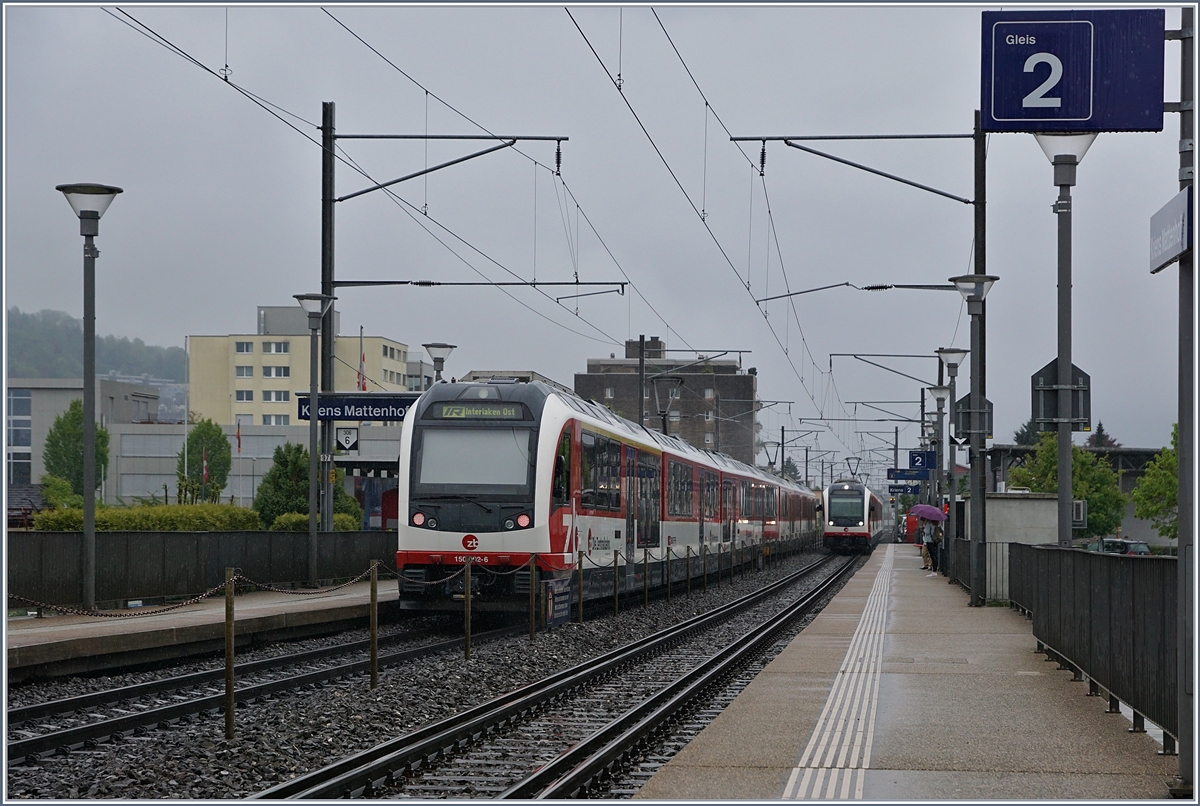Der Brünigbahn 150 102-8 Adler als IR von Luzern nach Interlaken Ost bei der Durchfahrt in der Vorortsstation Kriens Mattenhof. 6. Mai 2017