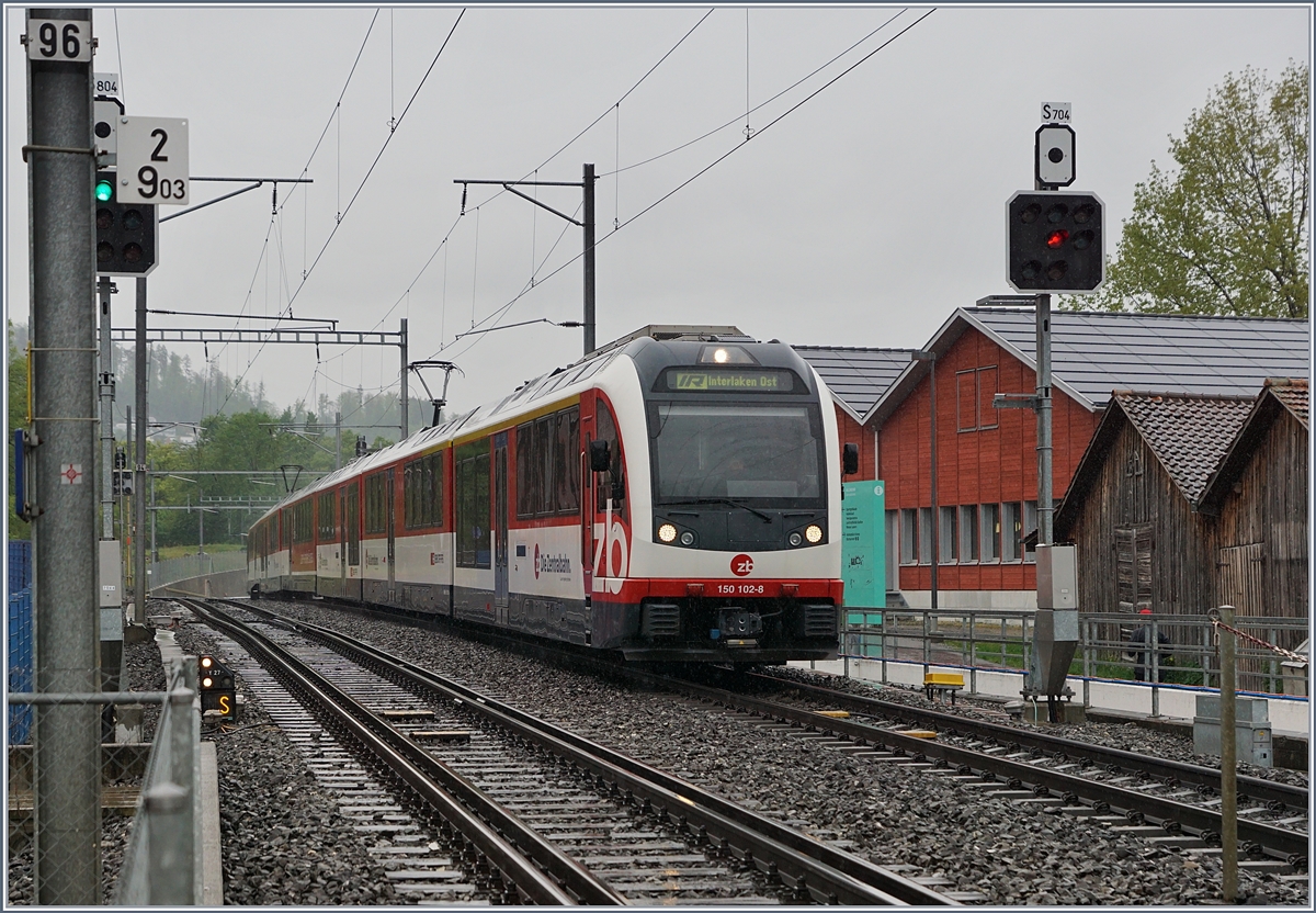 Der Brünigbahn ABeh 150 102-8 Adler als IR von Luzern nach Interlaken Ost bei der Durchfahrt in der Vorortsstation Kriens Mattenhof. 
6. Mai 2017