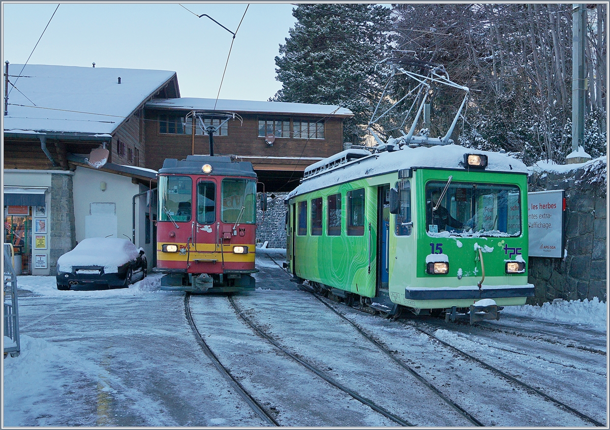 Der BVB Be 2/3 15 besorgt in Villars sur Ollon das Manöver. Daneben wartet der BDeh 4/4 81 mit seinem Zug auf den nächsten Einsatz.

12. März 2019  