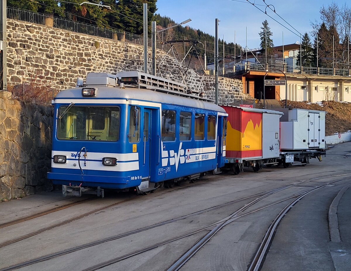 Der BVB Be 2/3 steht mit zwei Güterwagen in Villars s/O.

19. Jan. 2026